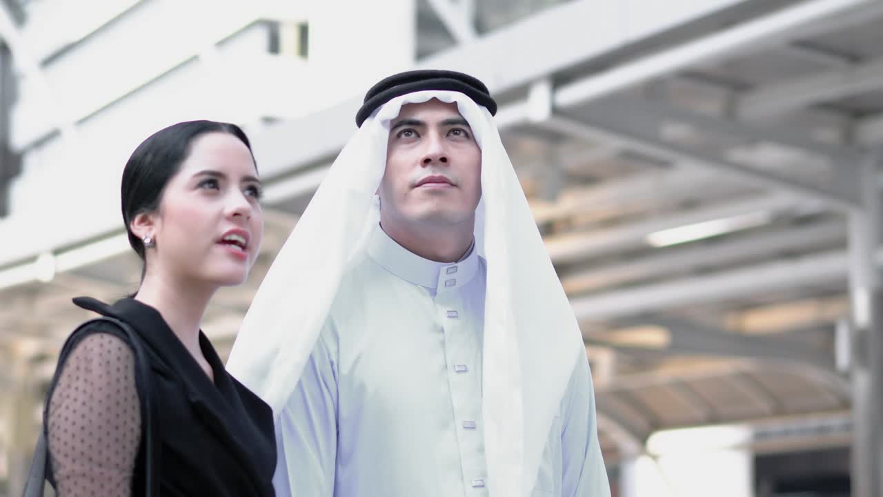 아랍에미리트의 사업가와 여성이 함께 만나는 비즈니스 개념 중동, 합의, 파트너십, 팀워크 및 관계