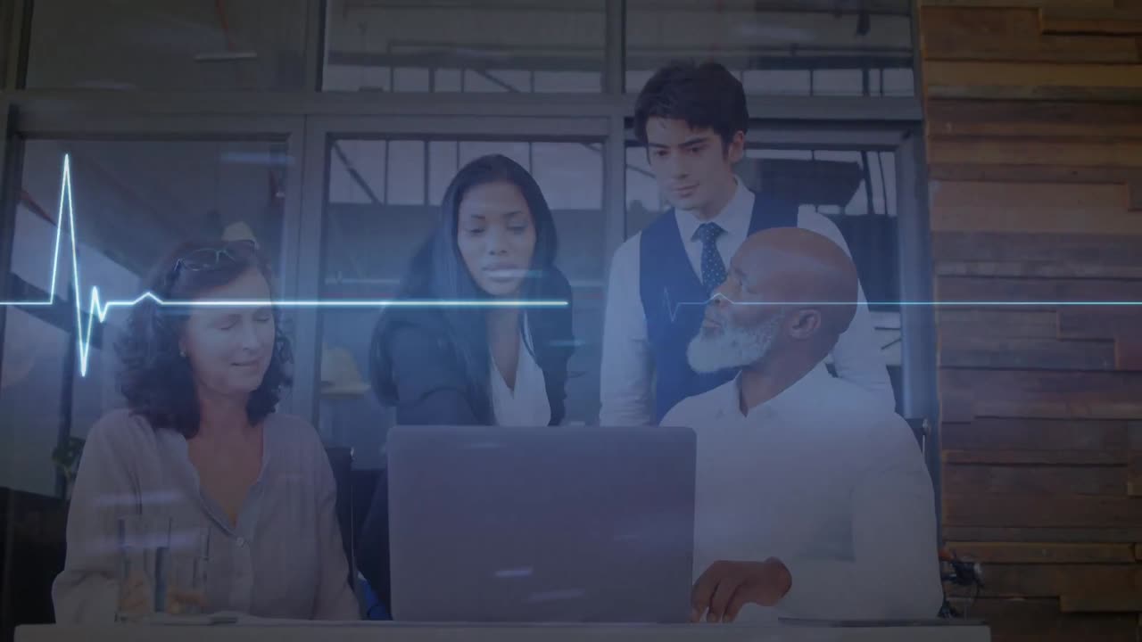 노트북을 사용하는 다양한 사업가들에 대한 심장사진의 애니메이션