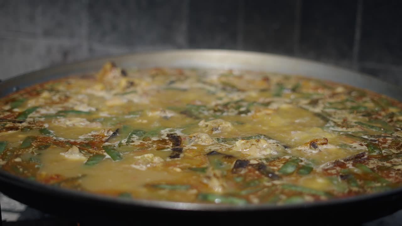 Cibo che cuoce in una padella grande, fumante