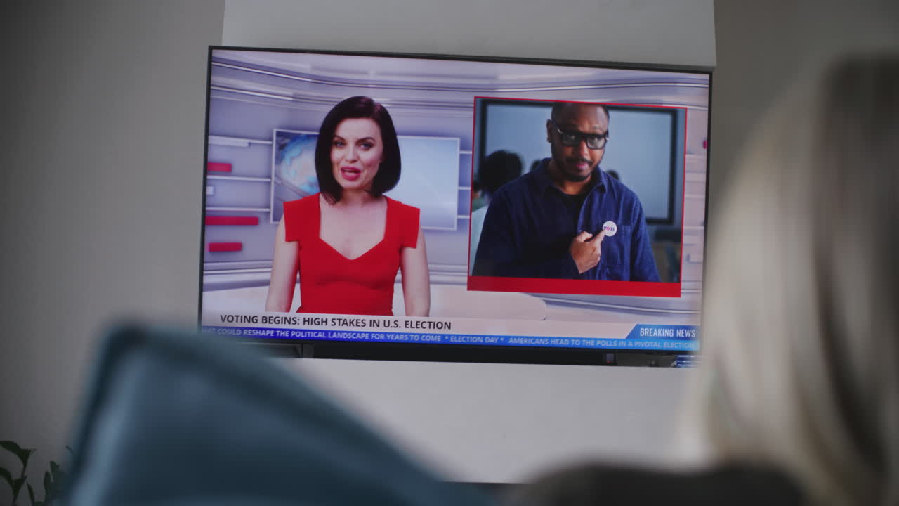 텔레비전에서 선거 뉴스 보도를 보는 것