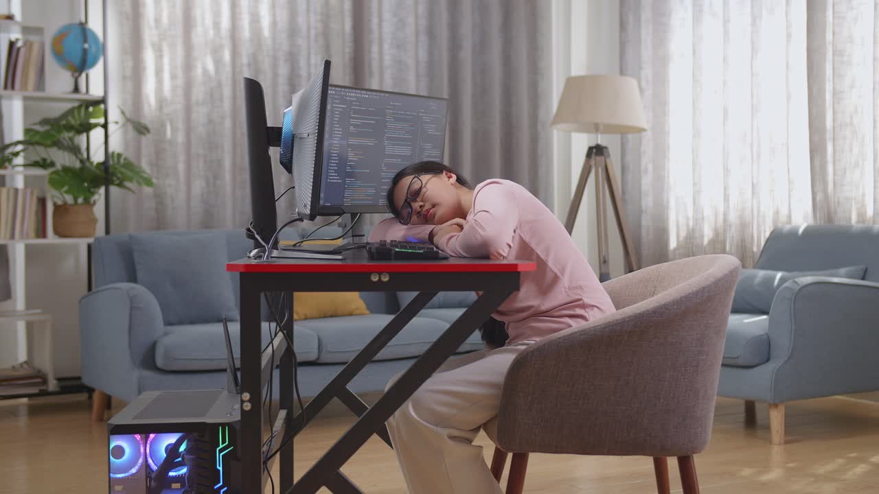지친 프로그래머가 집에서 잠을 자고 있습니다.