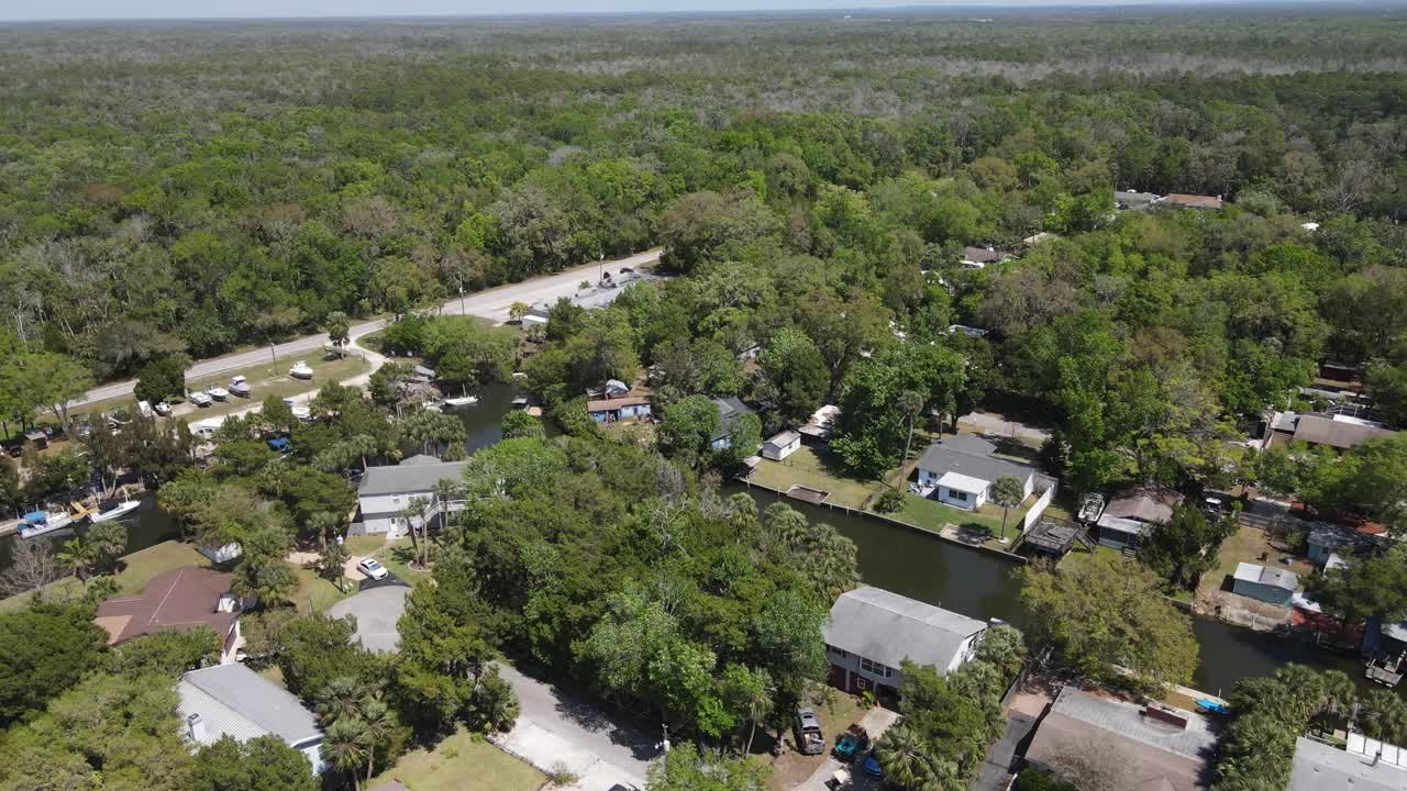 Vista aérea mostrando los bosques a las afueras de Weeki Wachee, Florida, y propiedades frente al canal
