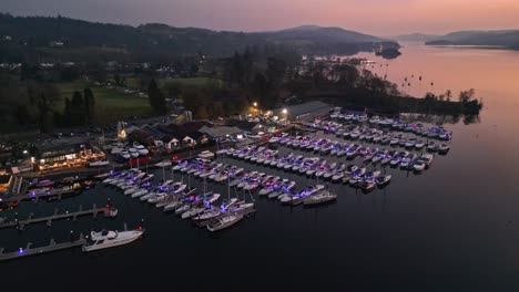 Filmische-Sonnenuntergangsaufnahmen-Aus-Der-Luft-Mit-Drohnen-Von-Bowness-Bay-Marina,-Cumbria,-Englisches-Seengebiet