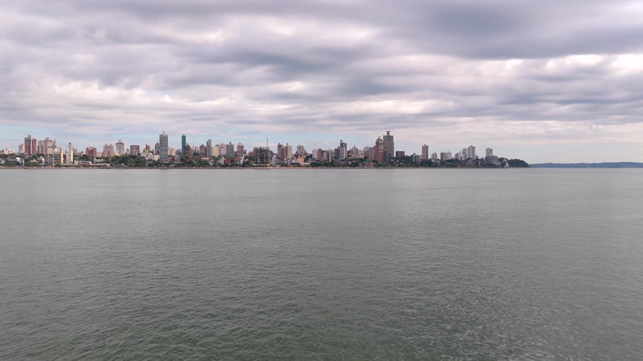 El horizonte de Posadas, Argentina se extiende por el horizonte bajo un cielo nublado. Ideal para proyectos de desarrollo urbano o reportajes de viajes