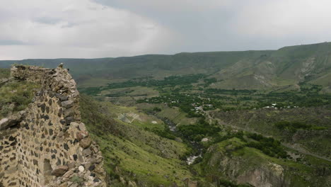 Ruinas-De-La-Fortaleza-De-Tmogvi-En-La-Cima-De-Un-Enorme-Macizo-Rocoso-En-Aspindza,-Georgia