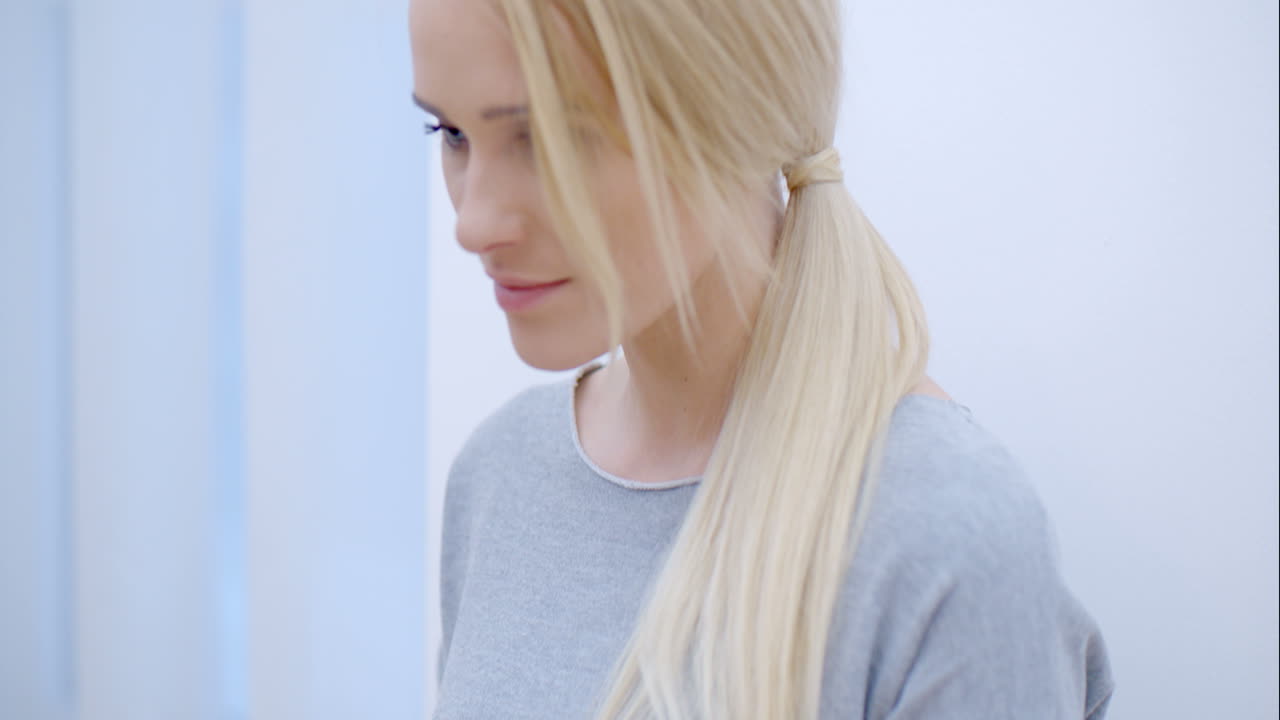 노트북 컴퓨터를 사용하는 흐릿한 여성