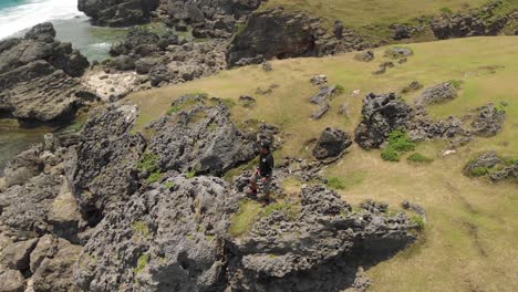 Un-Hombre-Parado-En-Lo-Alto-De-Una-Roca-En-Batanes