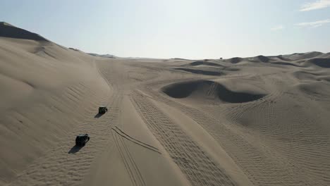 tour en buggy a través de las dunas de huacachina: una emocionante aventura en el desierto se desarrolla mientras el avión no tripulado captura la danza dinámica de los coches que conquistan las arenas onduladas