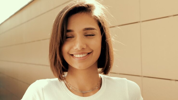 potret seorang wanita muda yang tersenyum