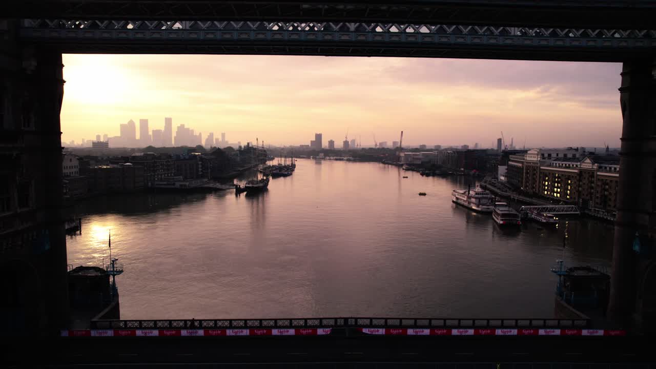 londres, inglaterra, reino unido al atardecer, revelando una vista aérea cinematográfica del puente de la torre, el río támesis y la niebla sobre el horizonte del paisaje urbano