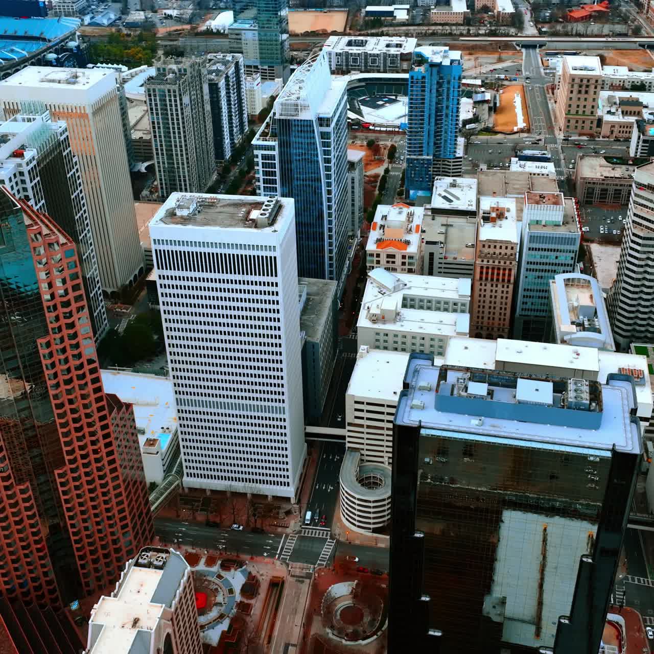 Kiến trúc hiện đại của Charlotte, North Carolina, Hoa Kỳ. Quang cảnh trung tâm thành phố nhìn từ trên cao vào ban ngày.
