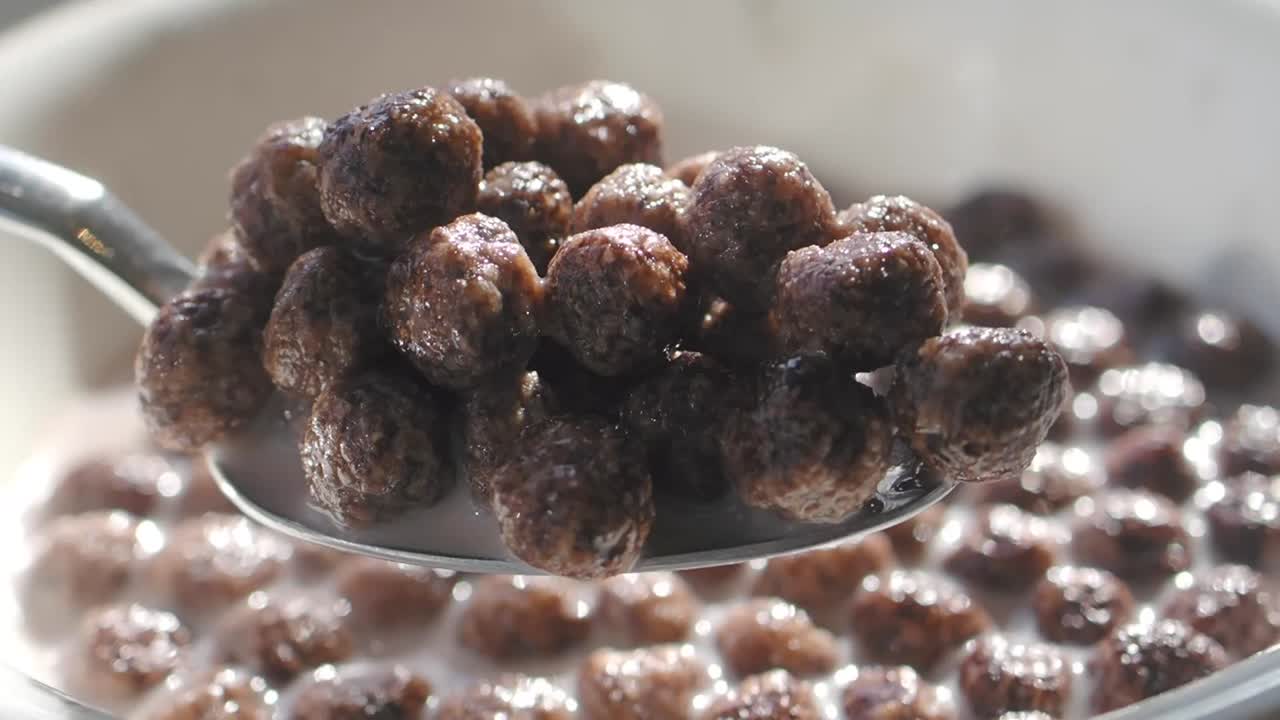 우유와 함께 초콜릿 시리얼