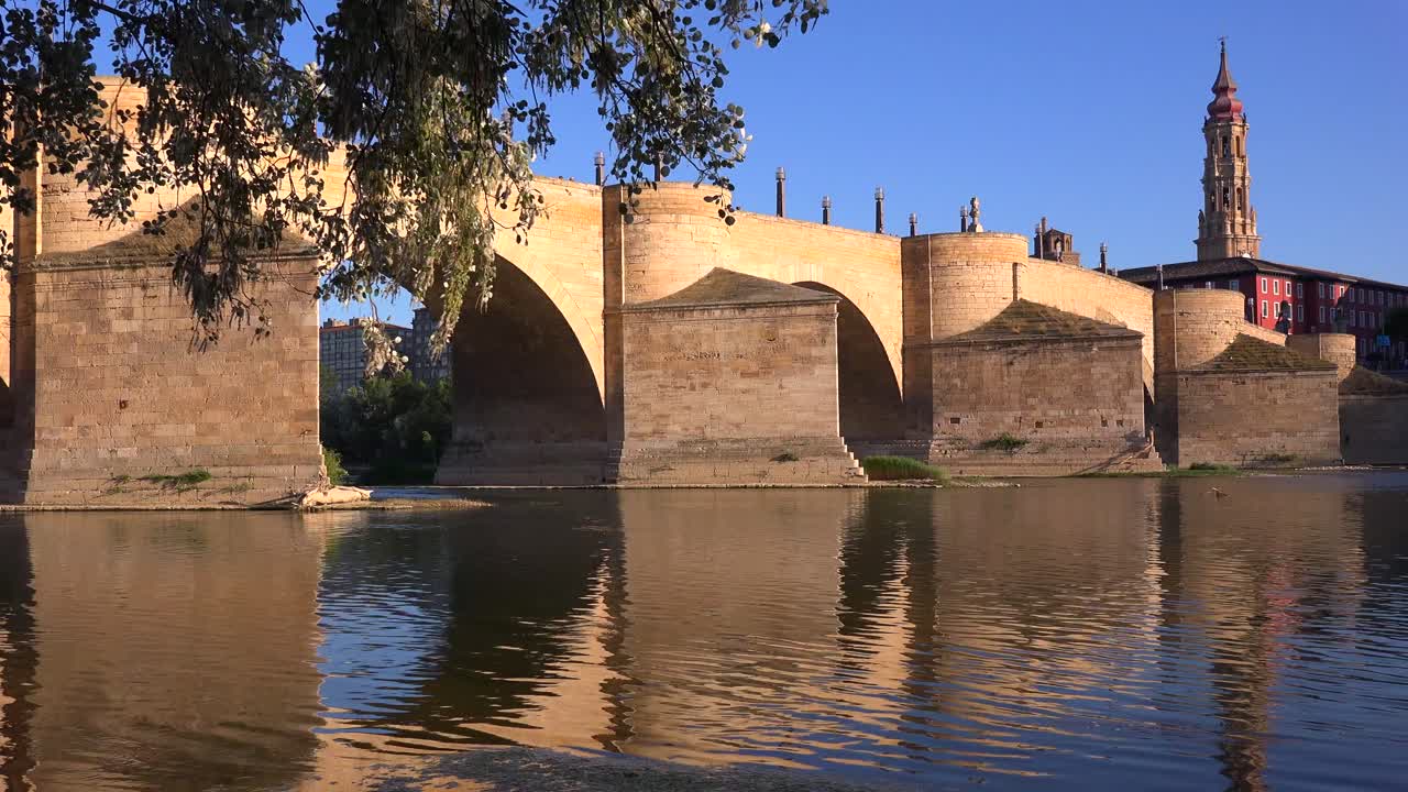 un clásico y hermoso puente de piedra en zaragoza españa