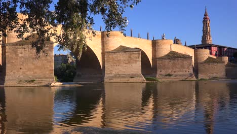 un clásico y hermoso puente de piedra en zaragoza españa