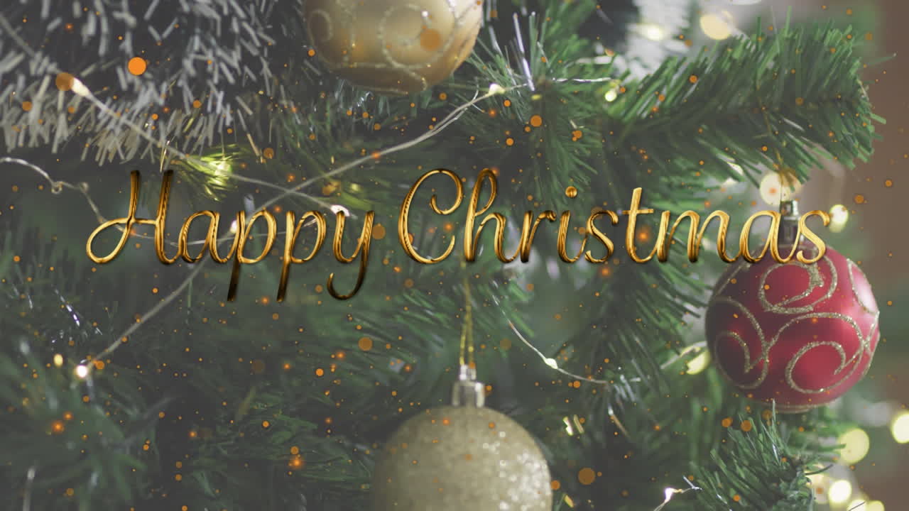 animación de saludos de navidad texto, nieve cayendo sobre el árbol de navidad con decoraciones.