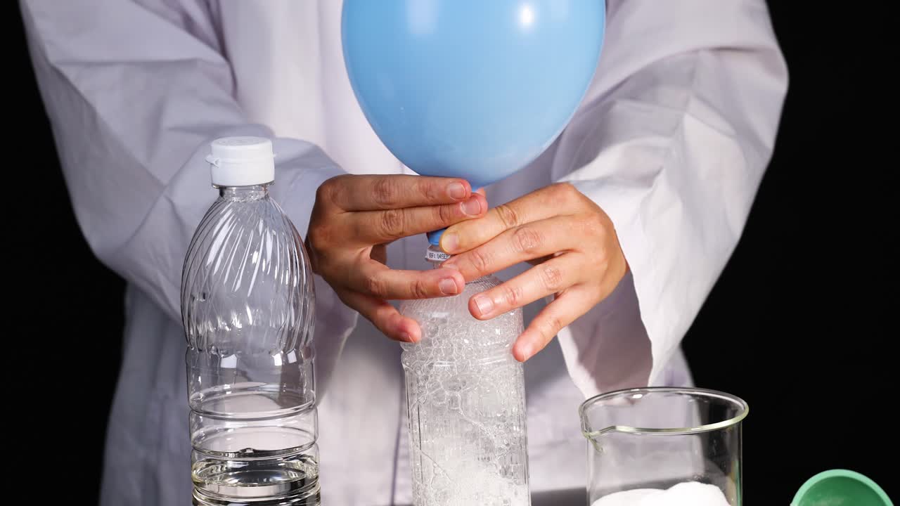 화학 반응에 의해 부풀려진 풍선