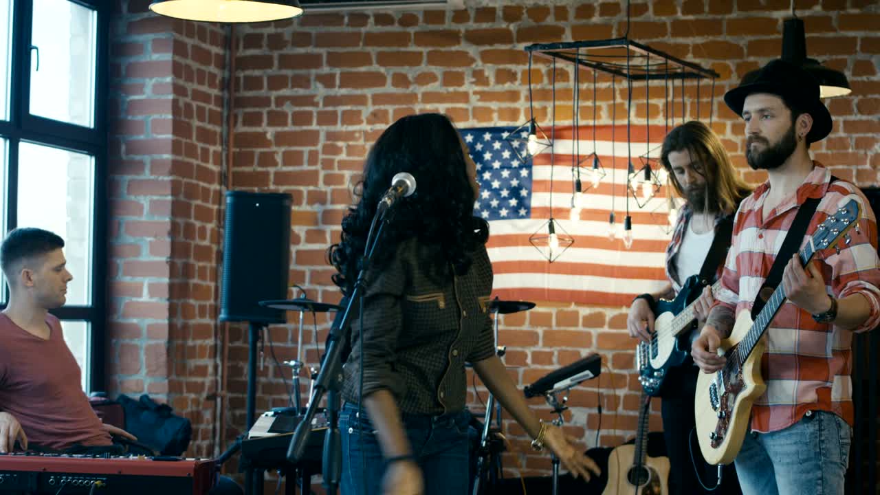 음악 밴드 가 연습 하는 동안 다 을 벌이고 있다