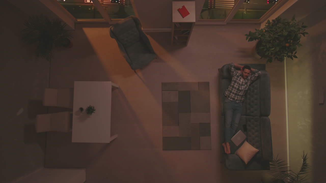 소파에서 잠을 자고 있는 젊은 백인 남자