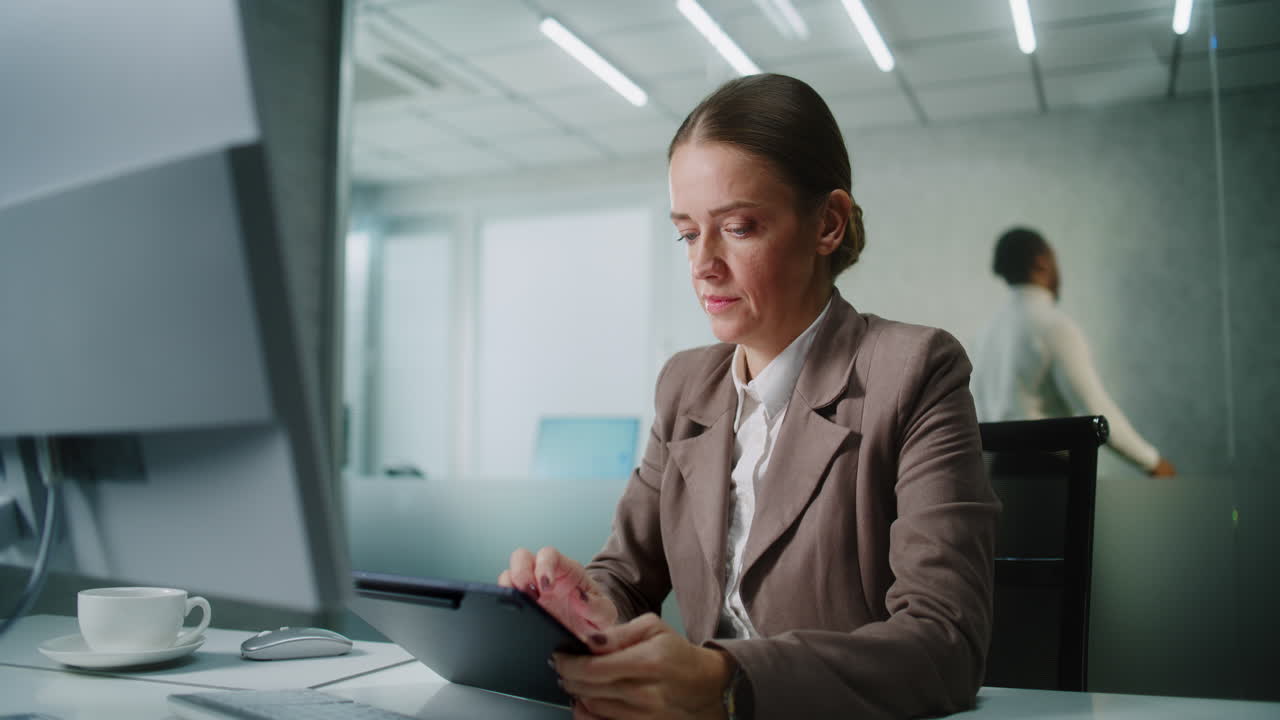 mujer de negocios trabajando en una tableta en la oficina