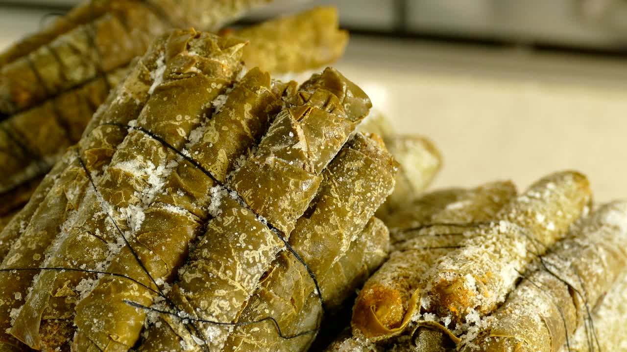 alimentos en el congelador, envoltura de hojas de uva, hojas rellenas, platos de oriente medio,