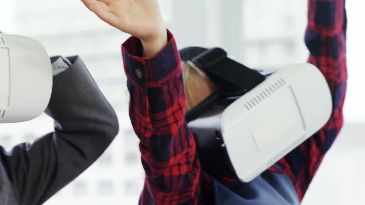 Bambini dirigenti d'azienda che usano un visore per la realtà virtuale 4k