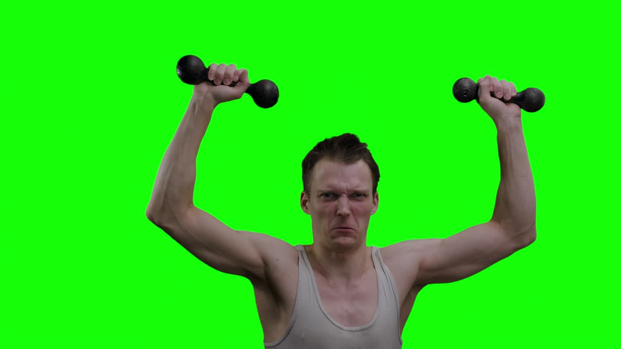 un joven cae con pesas fuera del marco sobre un fondo verde