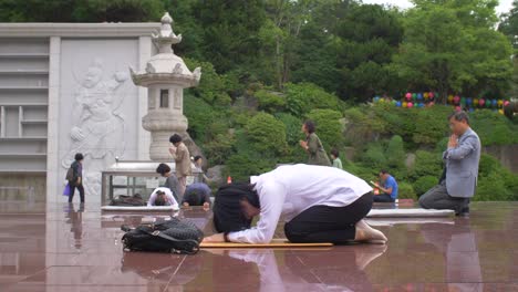 Worshippers-in-a-Buddhist-Temple