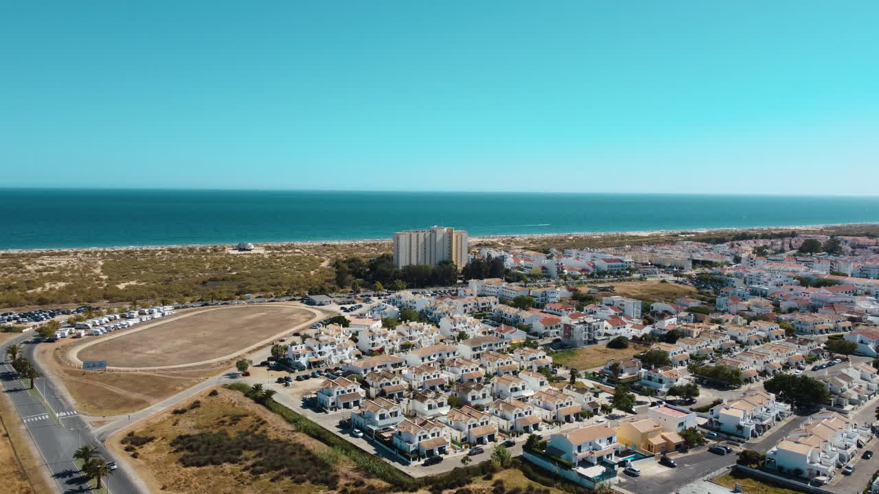 hotel relajado con vista a la playa de altura en altura, portugal en un día soleado de verano