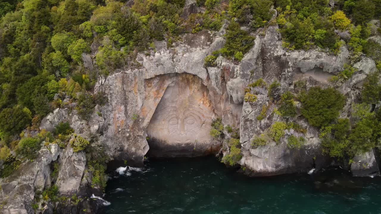 tallas de máscaras maoríes, obras de arte en nueva zelanda