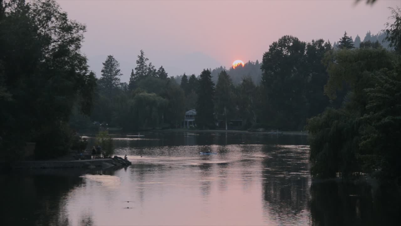 Tramonto sul fiume Deschutes con cieli fumosi a Bend, Oregon