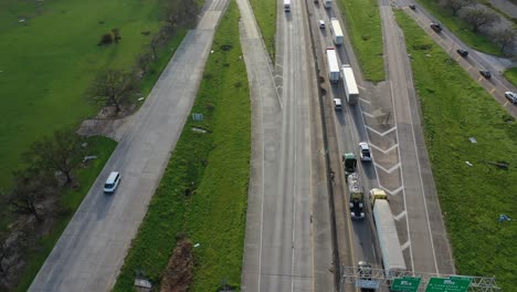 Stark-Befahrene-Autobahn-In-Lake-Charles,-Louisiana-Nach-Dem-Hurrikan-Laura