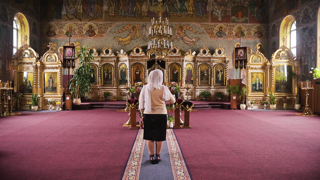 교회 에 있는  ⁇ 은 여자