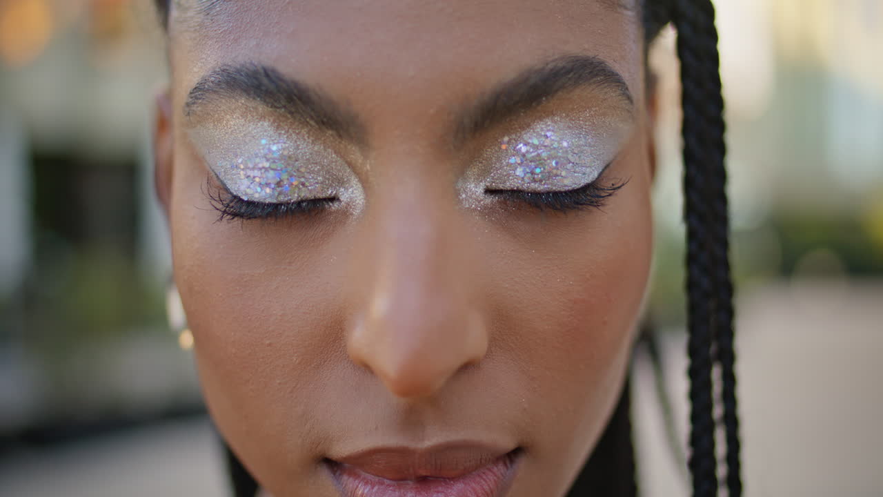 mujer de maquillaje creativo mirando la cámara en el retrato cuadrado. dama mirando fijamente