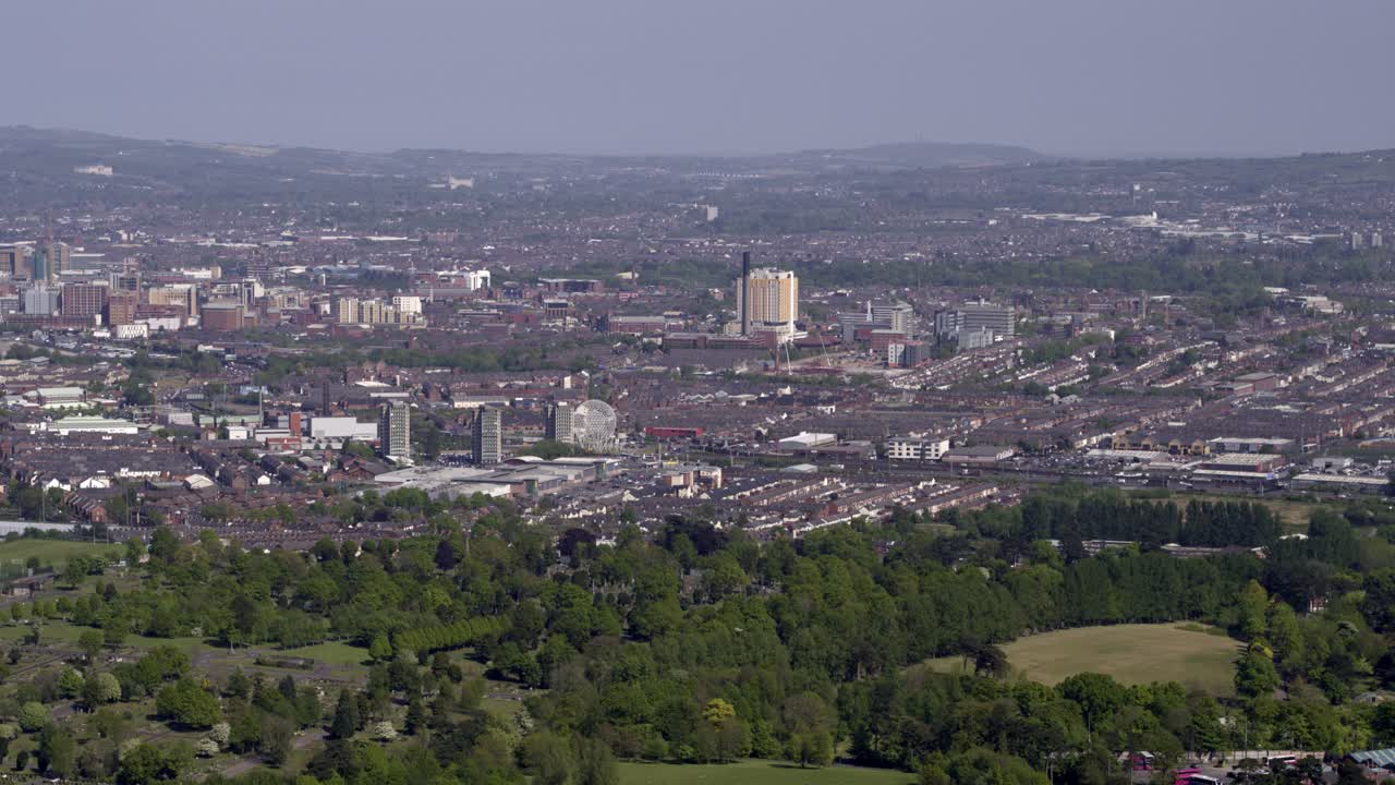 sobrevuelo aéreo del oeste de belfast desde el campo mirando hacia el centro de la ciudad o el centro
