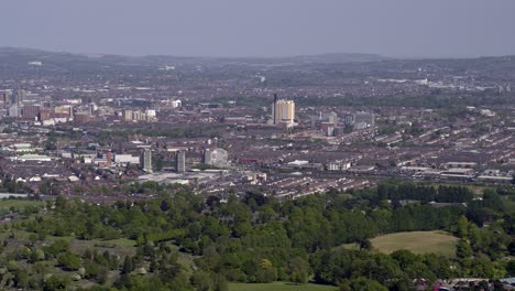 Sobrevuelo-Aéreo-Del-Oeste-De-Belfast-Desde-El-Campo-Mirando-Hacia-El-Centro-De-La-Ciudad-O-El-Centro