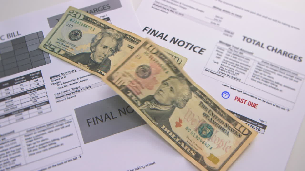 facturas vencidas con la caída del dinero estadounidense