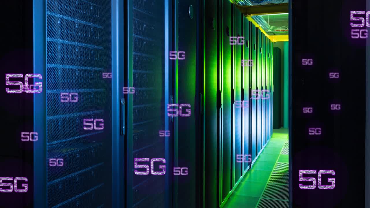 animación de banners de texto 5g flotando contra la sala del servidor de la computadora