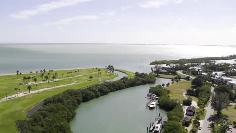 Vista-Aérea-De-La-Entrada-En-El-Campo-De-Golf-Gasparilla-De-Las-Islas-Boca-Grande,-Florida