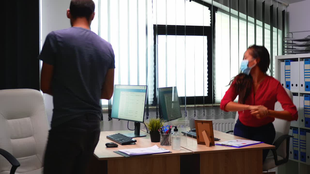 Pessoas higienizando as mãos antes de começar o trabalho