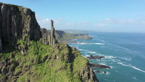 La-Calzada-De-Los-Gigantes-Se-Encuentra-Al-Pie-De-Los-Acantilados-De-Basalto-A-Lo-Largo-De-La-Costa-Del-Mar-En-La-Costa-Norte-Del-Condado-De-Antrim