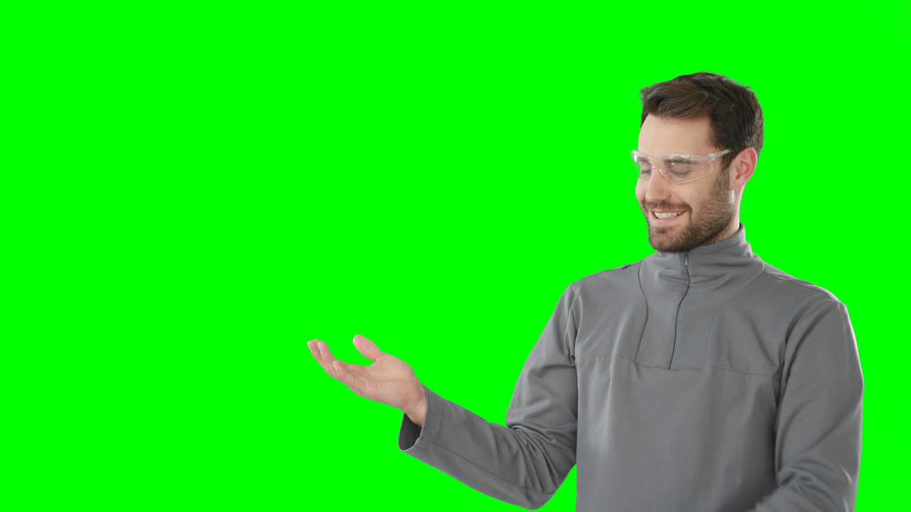 Uomo tocca schermo digitale