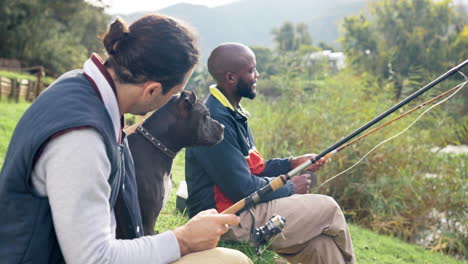 pesca, amigos y hombres con perro en un lago relajarse