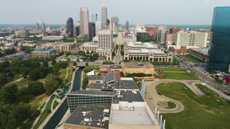 horizonte de edificios impresionantes en el centro de indianápolis y el río cerca de la ciudad, indiana, estados unidos