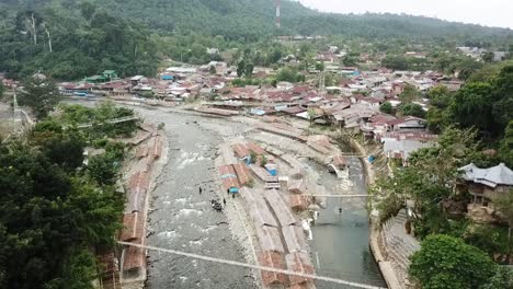 Drohnenflug-über-Den-Fluss-Und-Das-Dorf-Bukit-Lawan,-Sumatra,-Indonesien