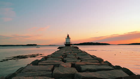 Amanecer-En-El-Faro-Spring-Point-Cornisa-Con-Un-Cielo-Sereno,-Mostrando-Hermosas-Nubes-Naranjas-Y-Amarillas.