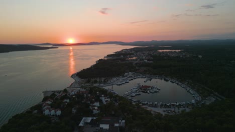 Espectaculares-Imágenes-Aéreas-De-La-Vista-De-Drones-Al-Atardecer-En-Croacia-Volando-Sobre-El-Puerto-Deportivo