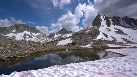 reflejo del paisaje de la sierra alta en el parque de granito