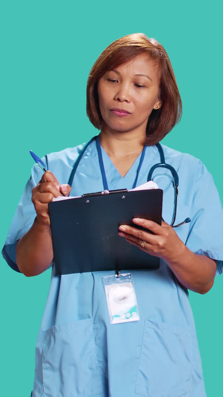 Professionista medico che prende appunti