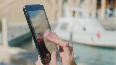 Hände-Mit-Dem-Tablet-Auf-Dem-Hintergrund-Von-Yachten