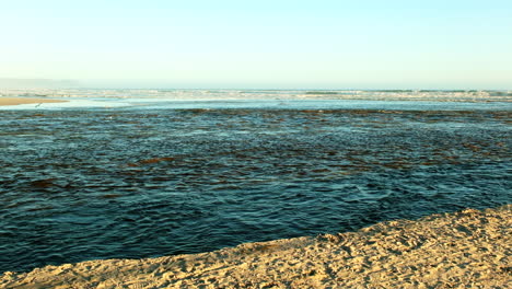 Brecha-De-La-Laguna-Del-Río-Hermanus-Klein-En-La-Gruta,-Flujo-De-Agua-Dulce-Hacia-El-Mar